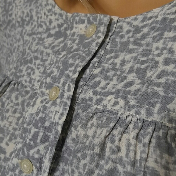 GAP bluish gray and white blouse size XSP - Picture 2 of 5